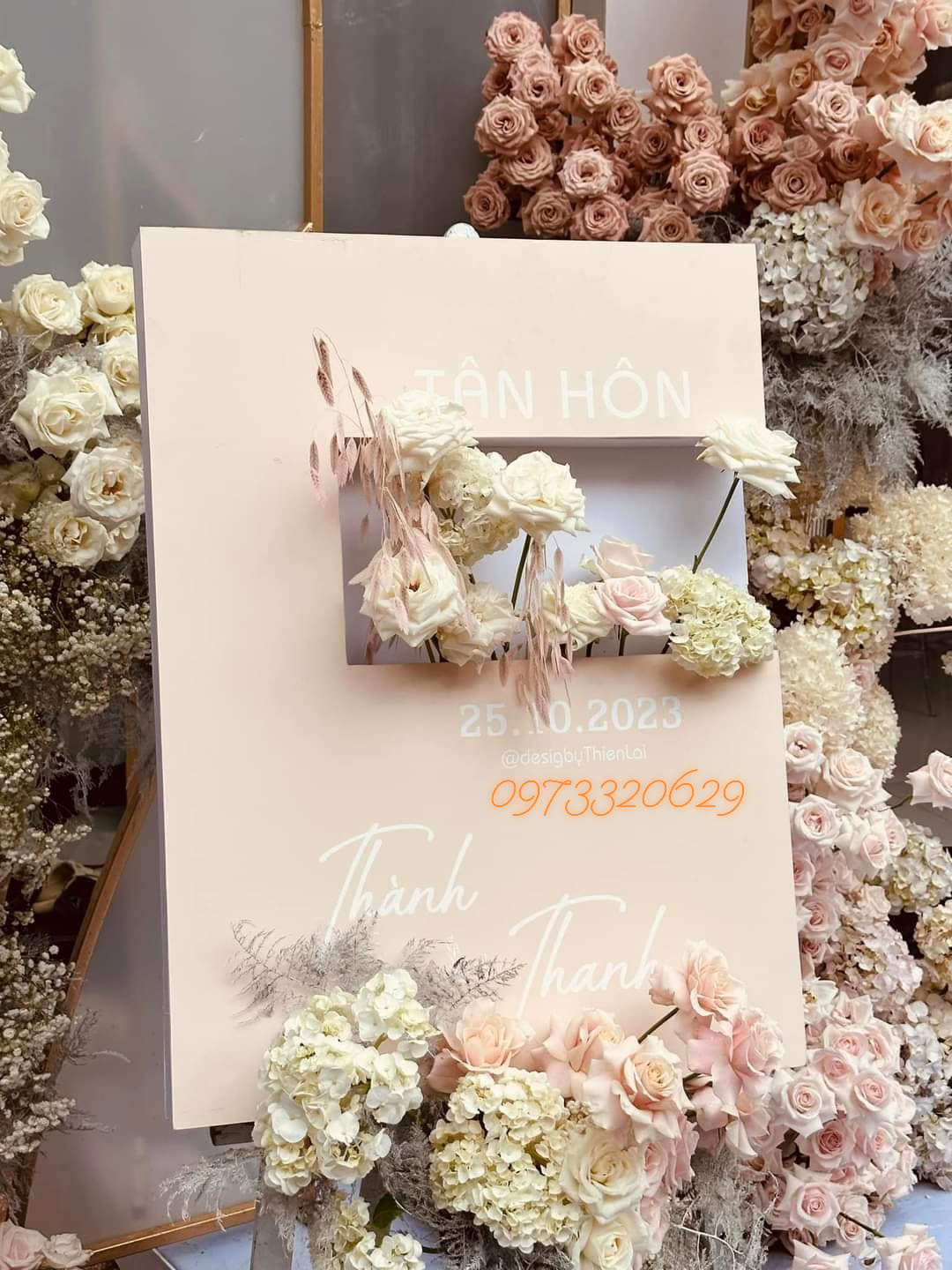 Top 3 Mẫu Trang Trí Gia Tiên Hoa Hồng Trắng Sang Trọng Tại Hằng Dũng: Đẳng Cấp Tình Yêu Bền Vững