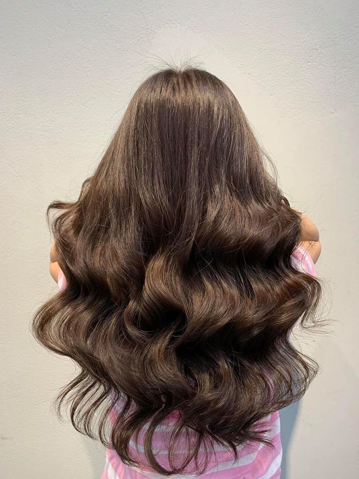Kỹ Thuật Uốn Tóc Hiện Đại Tại Hair Salon HLong