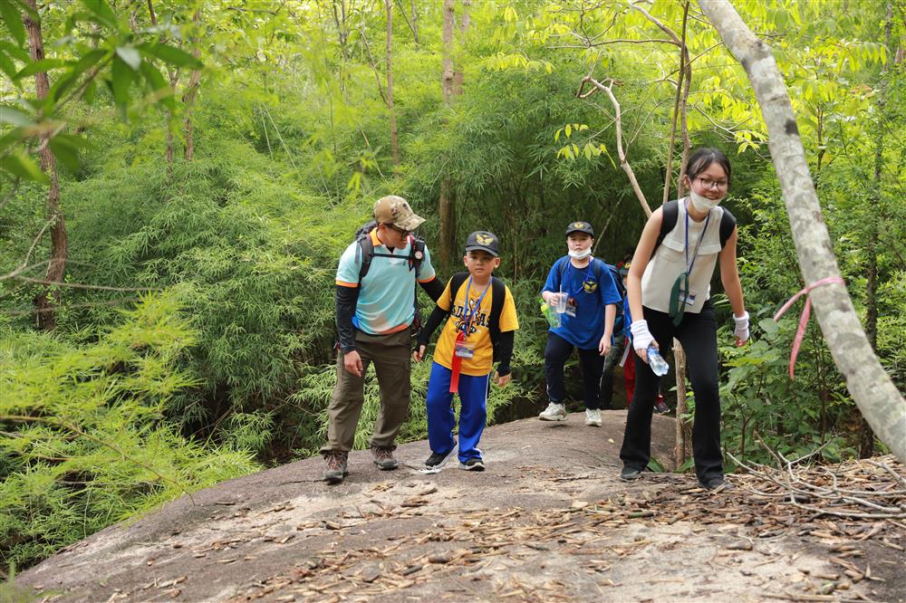 trekking xuyên rừng