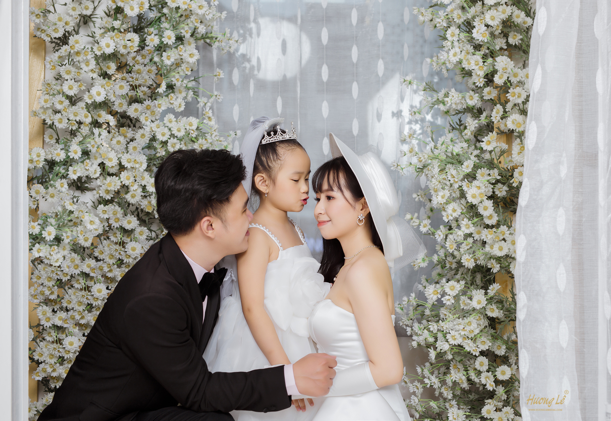 Kỷ Niệm Gia Đình Với Hương Lê Bridal: Dịch Vụ Chụp Ảnh Gia Đình Chất Lượng