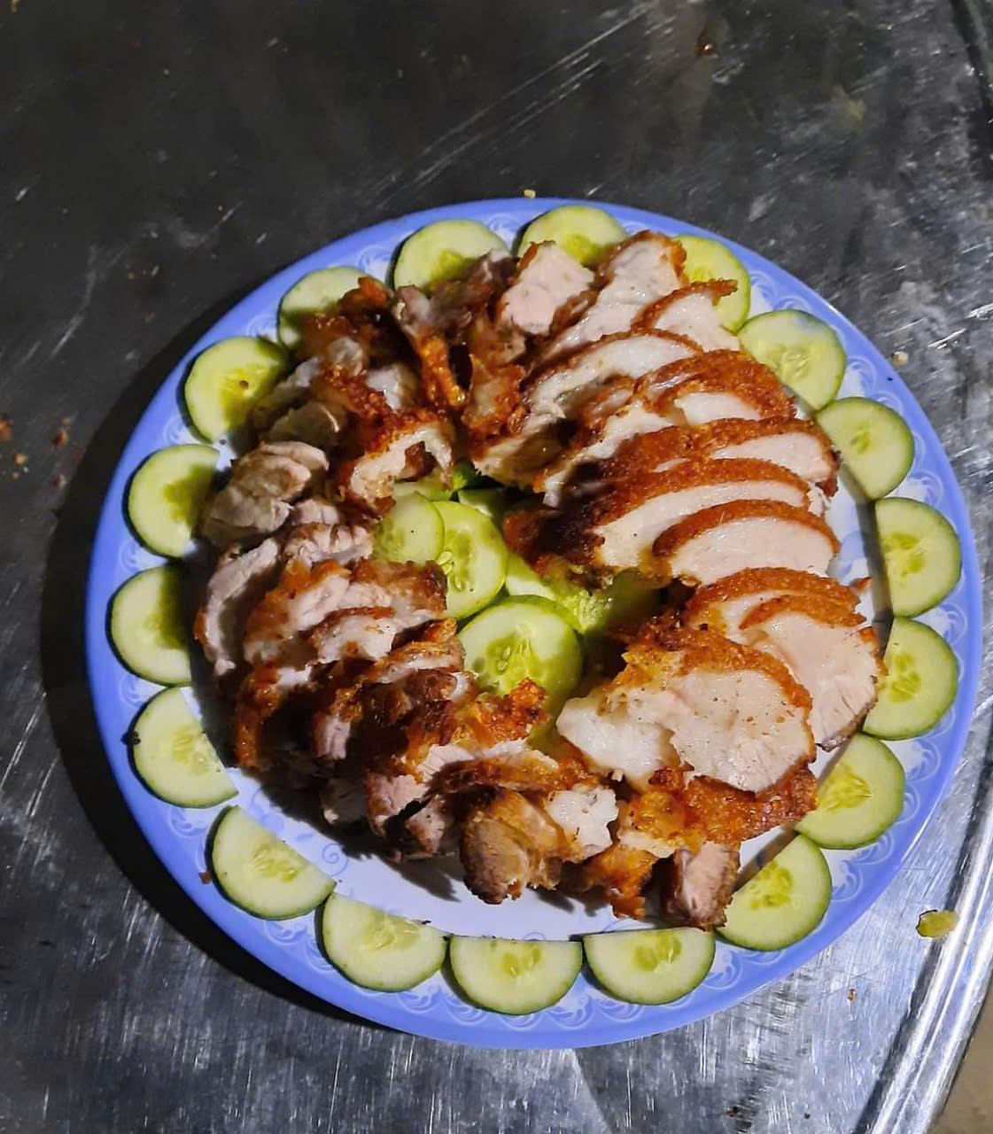 Giò heo chiên tại nấu tiệc Hải Yến
