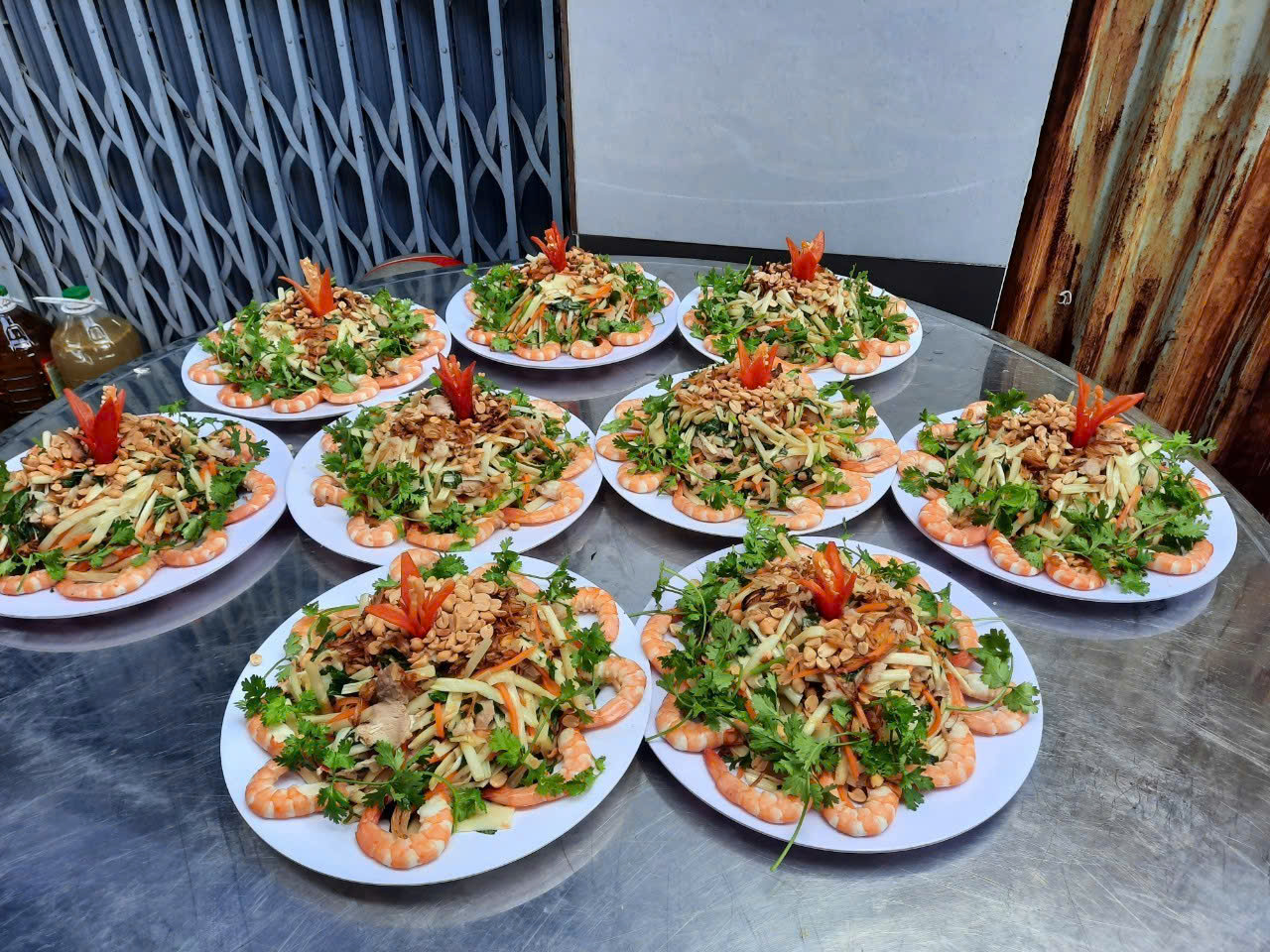 Gỏi tôm thịt tại dịch vụ nấu tiệc Hải Yến