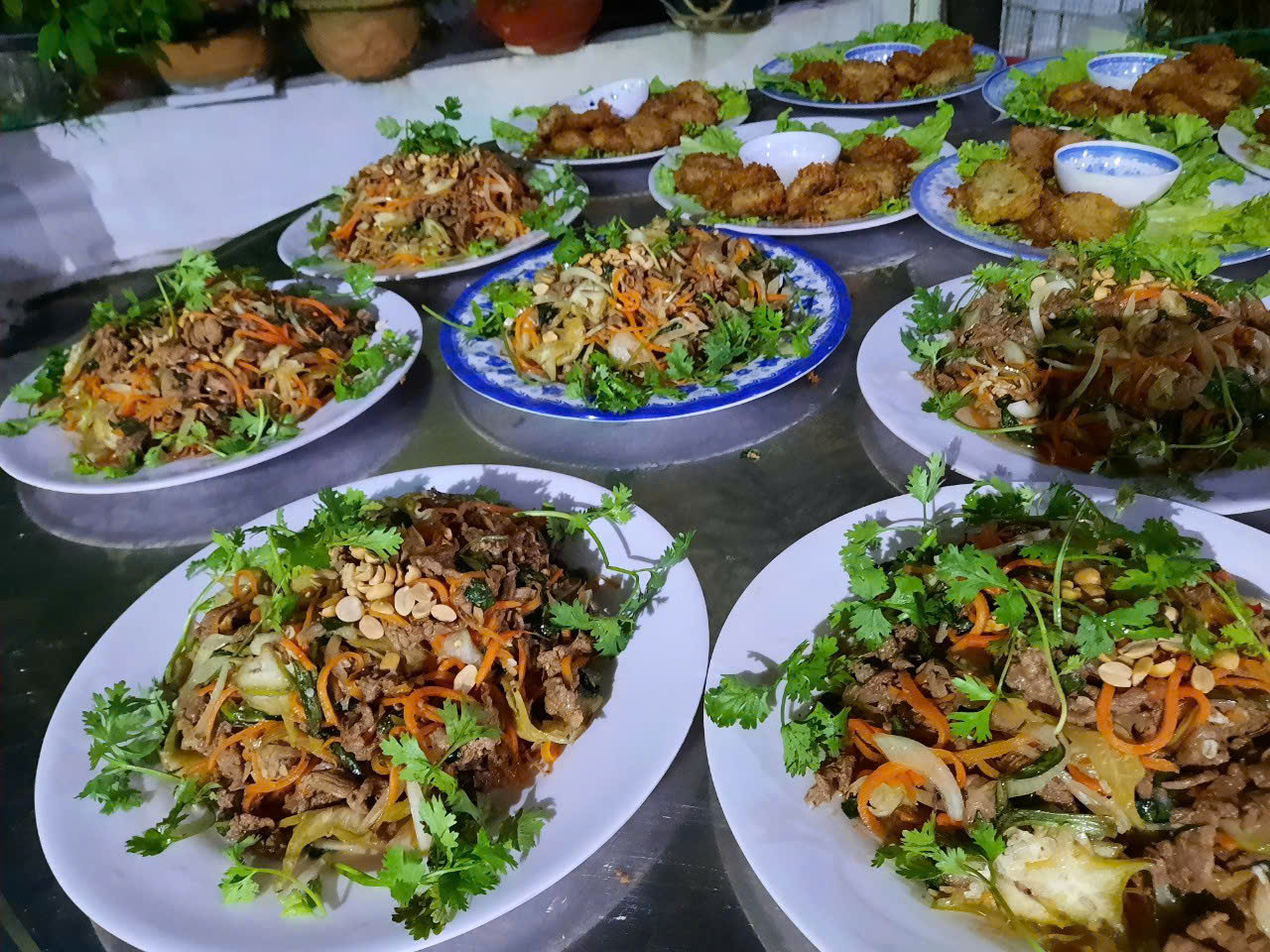 Gỏi bò tại nấu tiệc Hải Yến