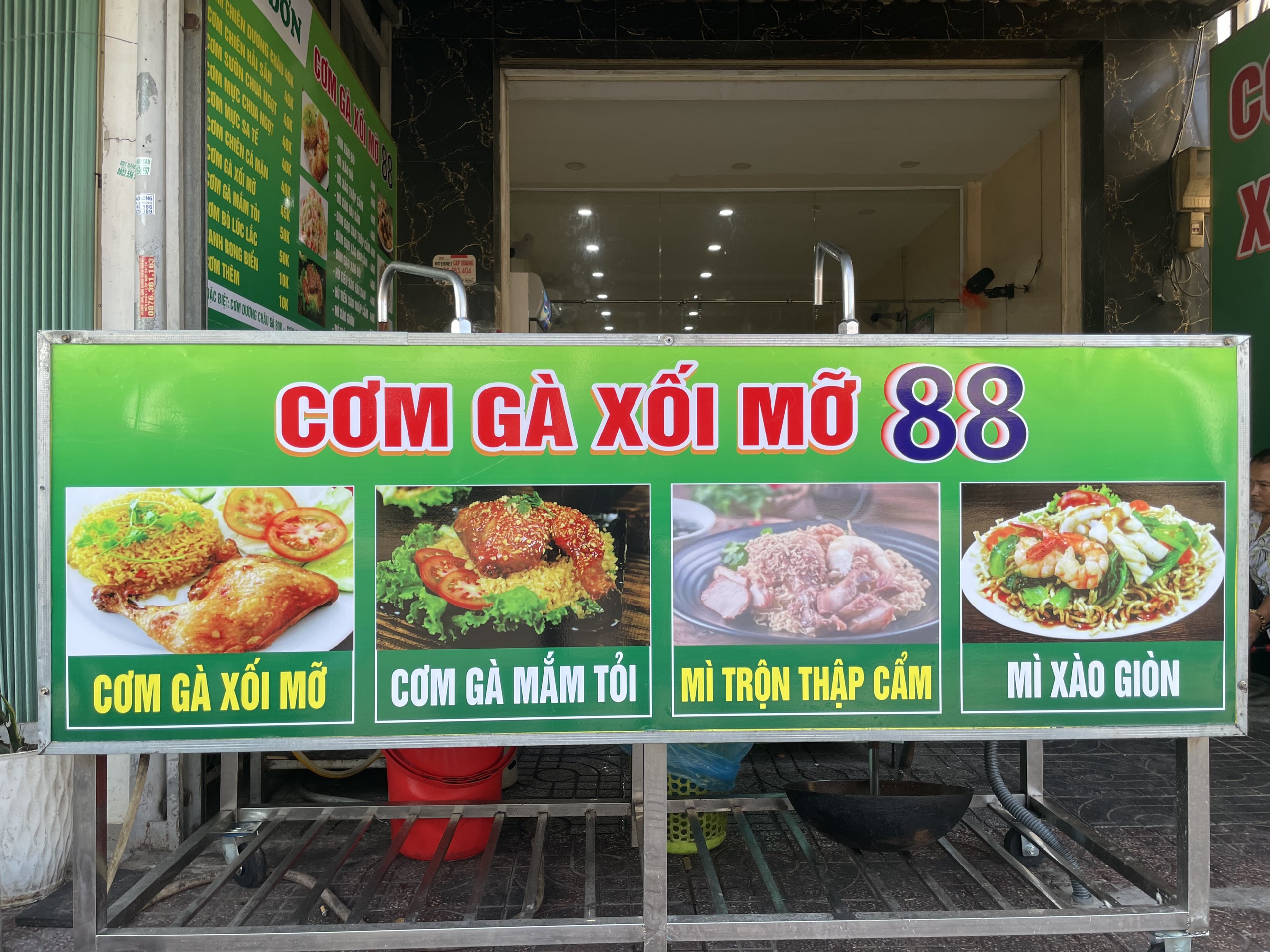 KHÁM PHÁ MỘT ĐIỂM ĐẾN TUYỆT VỜI VỚI MÓN CƠM GÀ SIÊU NGON TẠI QUẬN 7, BẠN NÊN THỬ!