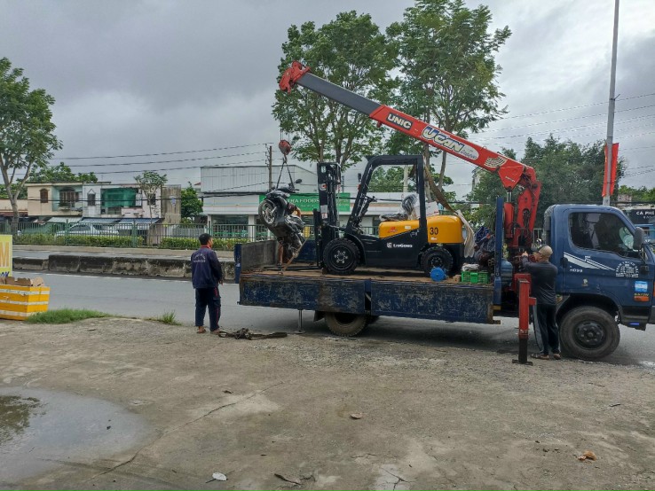 Xe nâng xúc lật