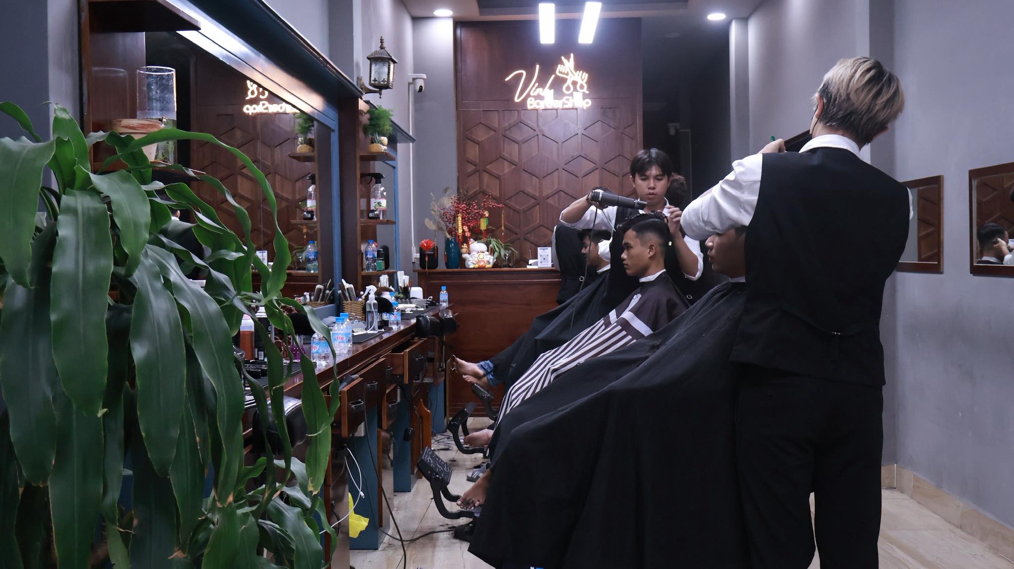 Không Chỉ Cắt Tóc! Thư Giãn Tuyệt Đối Với Dịch Vụ Gội Đầu & Lấy Ráy Tai Cao Cấp Tại Vinh Barber Shop Q7