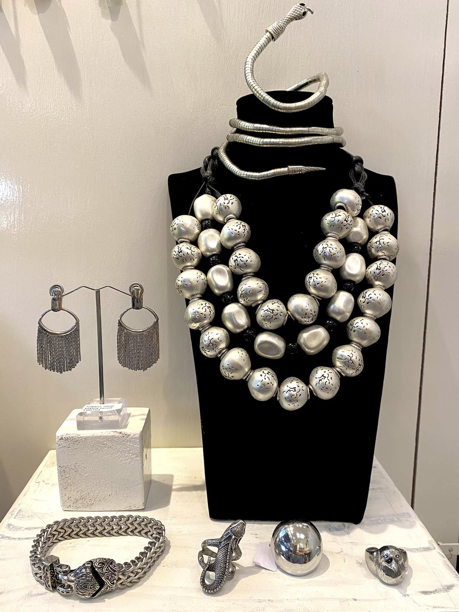 Top 3 Cửa Hàng Phụ Kiện Trang Sức Nên Mua Tặng Mẹ Và Bà – Món Quà Gửi Gắm Tình Yêu Và Lòng Biết Ơn