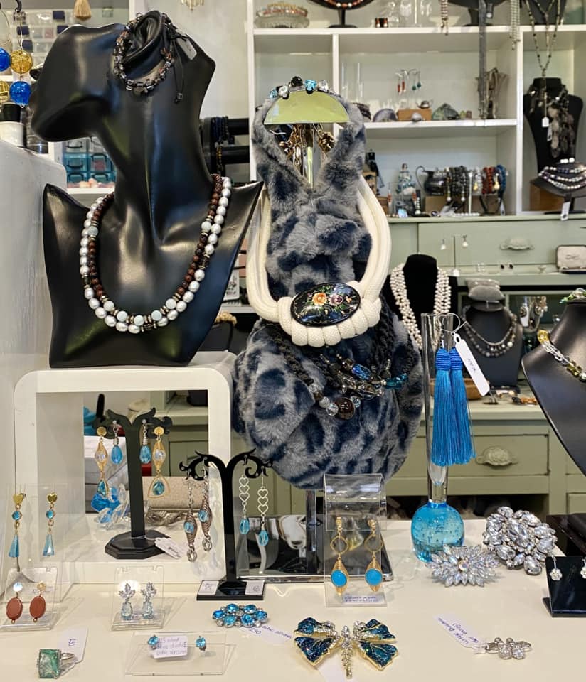 Top 3 Cửa Hàng Phụ Kiện Nên Tới Mua Tặng Vợ Dịp Lễ 30/4 – 1/5: Biến Ngày Lễ Thành Khoảnh Khắc Yêu Thương