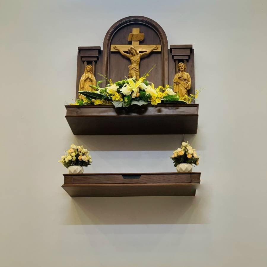Lưu ngay 7+ mẫu bàn thờ treo tường Công Giáo đẹp, được ưa chuộng nhất