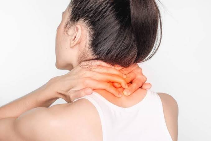 Đau cổ vai gáy khi ngủ dậy phải làm sao?