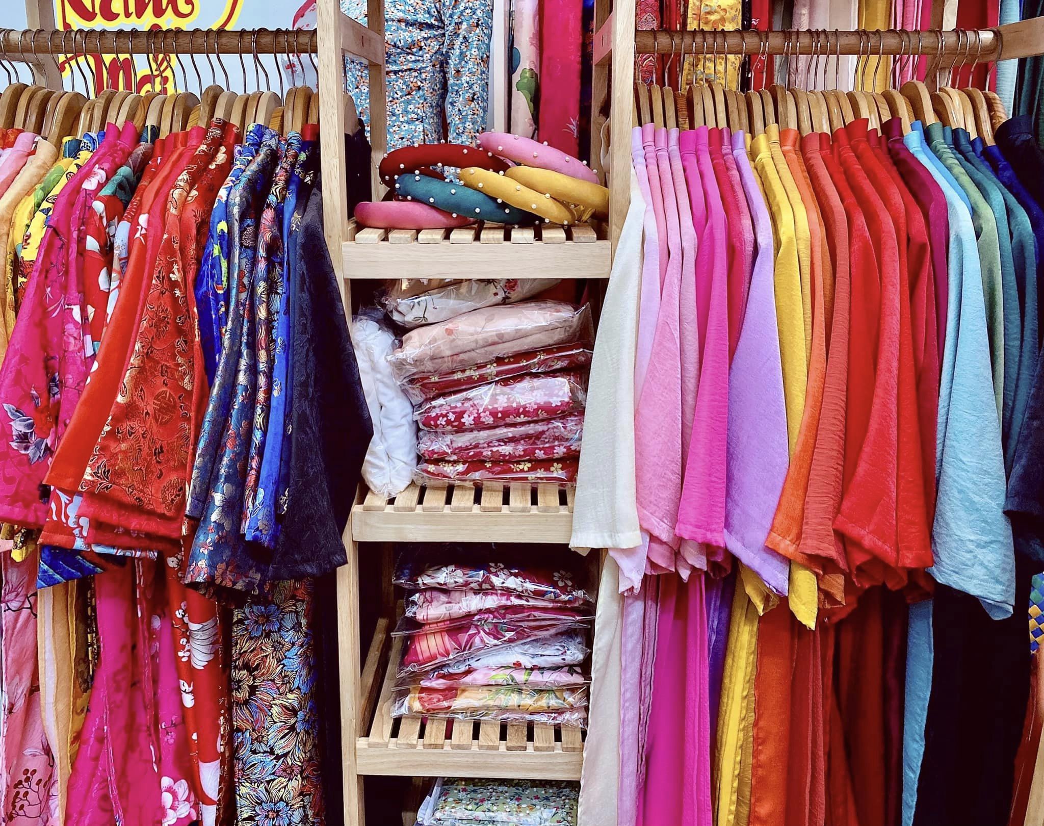 Top 3 Chi Tiết Cần Xem Khi Thử Áo Dài Tại Shop: Vai Áo, Eo Và Độ Dài Tà