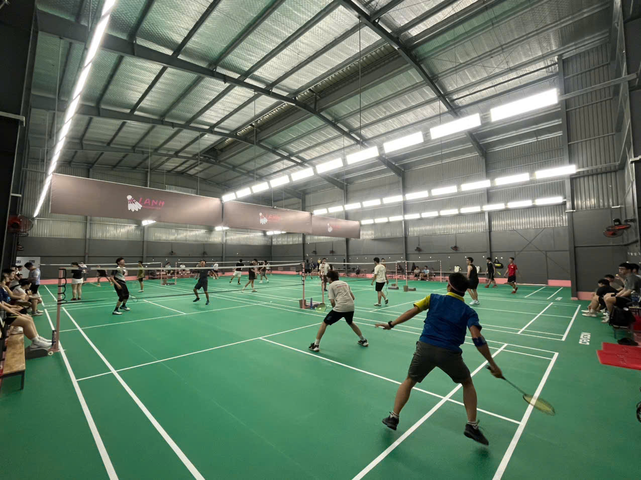 Top 3 Sân Cầu Lông Thủ Đức Giá Rẻ Cho Sinh Viên | Lanh Badminton