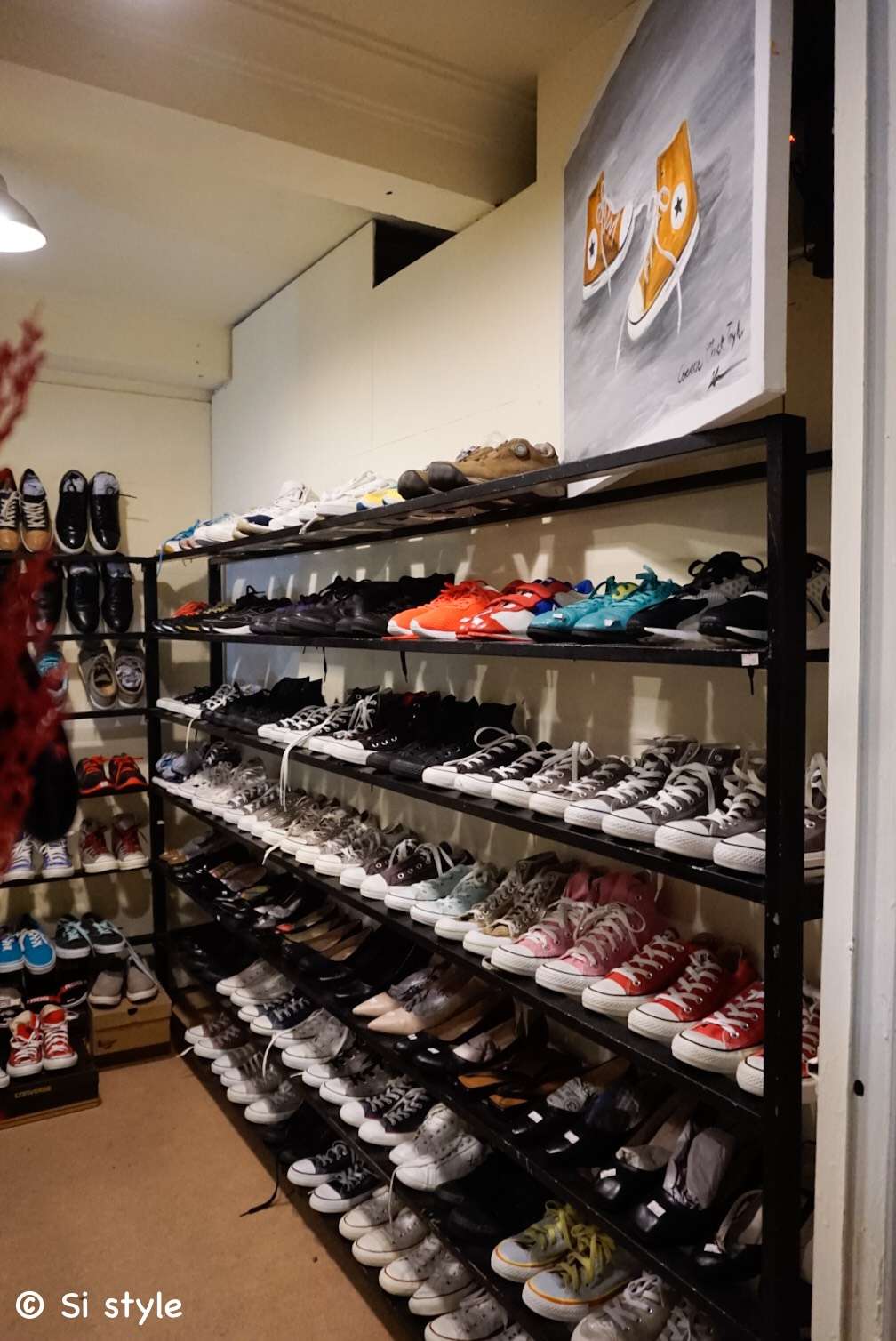 Si Style trưng bày giày Converse Tầng 1