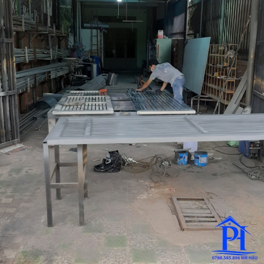 cua sắt phúc hậu